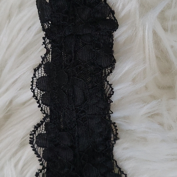 Sheer black lace bralette with adjustable hook and eye closure - Picture 4 of 11